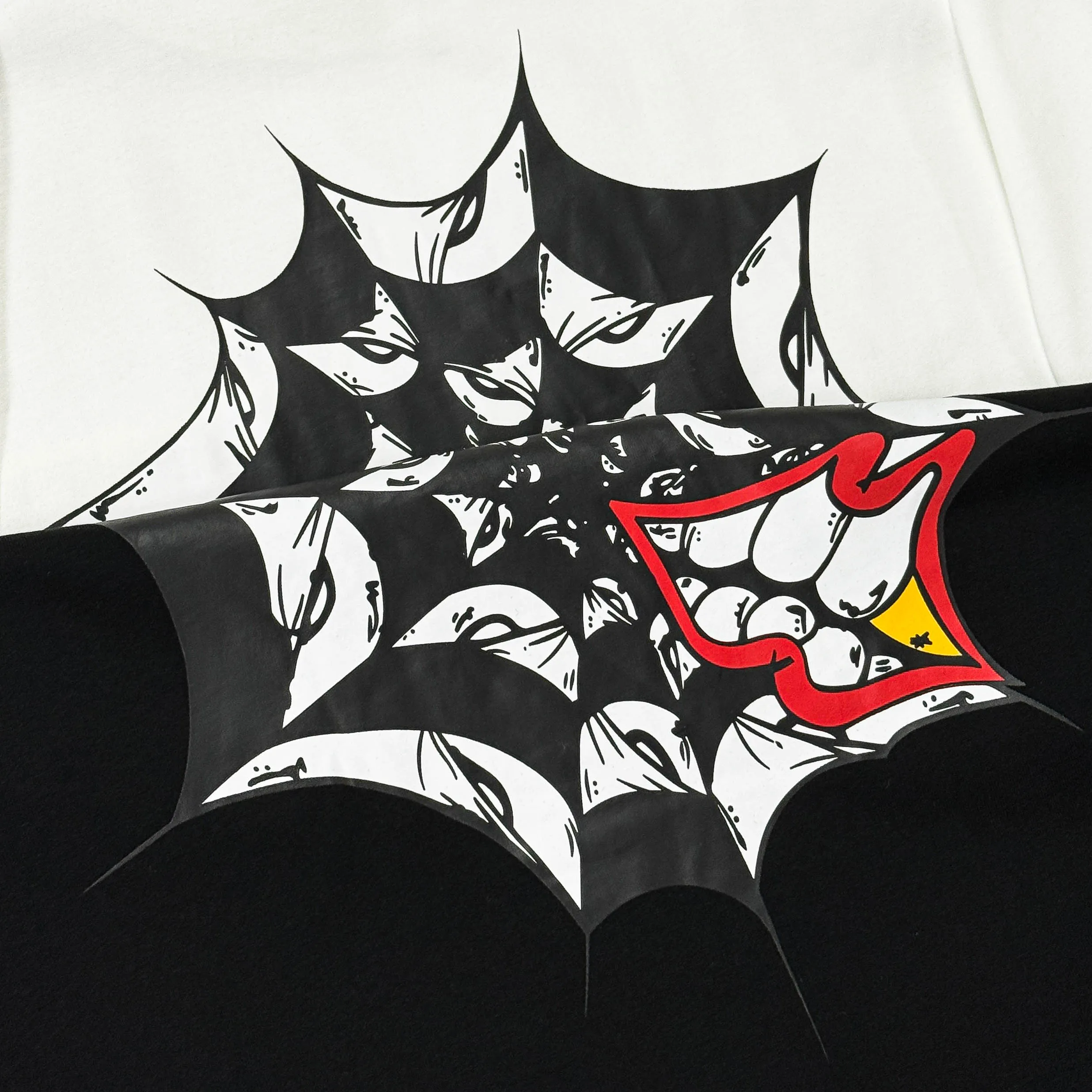 P170 Chrome Hearts Chrome Hearts 25 high-end versions. The fabric is made of 300 grams of high-density pure cotton. It does not deform or shrink. It has three labels. It is the same style for men and women. Technology: Digital printing. Color: White. Black. SIZE: S-XL.